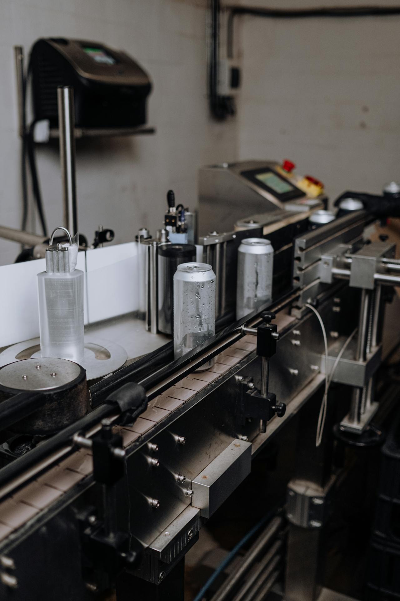 Датчик и поток банок на конвейере